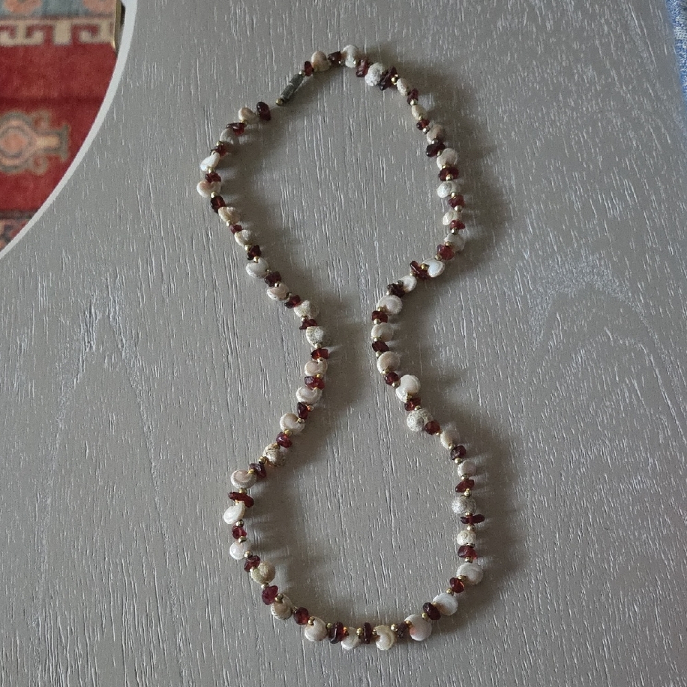 Vera Wang Elegant Necklace with Cream and Brown Beads